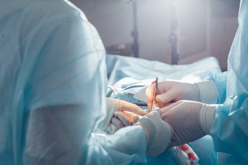 Quais informações o cirurgião plástico deve passar antes da cirurgia?