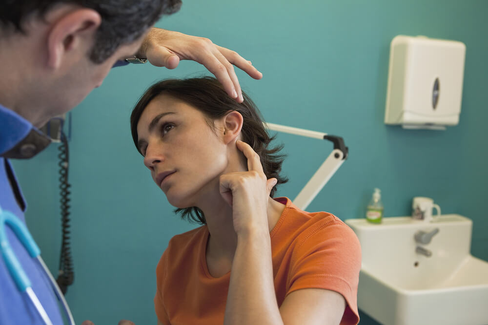 Como é feita a cirurgia de orelha de abano?